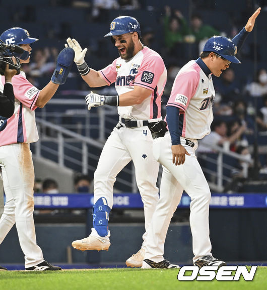 NC 다이노스 마티니가 7회말 우중원 2점 홈런을 치고 하이파이브를 하고 있다. 2022.05.28 / foto0307@osen.co.kr