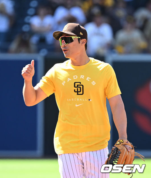 경기를 앞두고 샌디에이고 김하성이 훈련 중 동료들에게 인사하고 있다. 2022.05.28 /dreamer@osen.co.kr