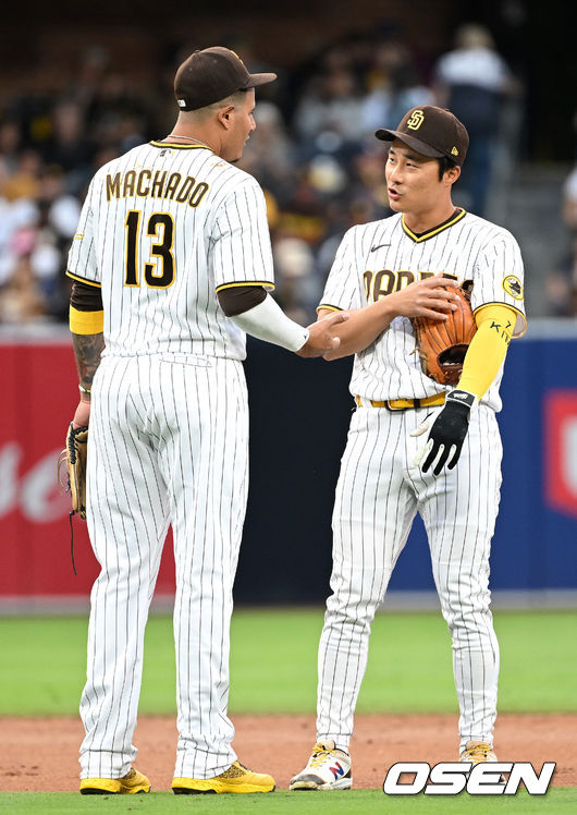 3회초 수비에 나서는 샌디에이고 유격수 김하성(오른쪽)과 3루수 매니 마차도가 대화를 나누고 있다. 2022.05.28