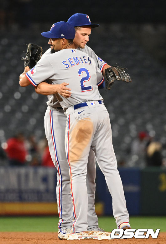 경기를 마치고 승리한 텍사스 코리 시거와 마커스 세미엔이 인사를 나누고 있다.  2022.05.26 /dreamer@osen.co.kr