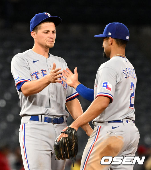 6일(이하 한국시간) 미국 캘리포니아주 애너하임 에인절 스타디움에서 열린 ‘2022 메이저리그(MLB)' LA 에인절스와 텍사스 레인저스의 경기, 방문팀 텍사스가 7-2 승리를 거뒀다. 홈 팀 간판 마이크 트라웃은 4타수 무안타 4삼진 침묵. 최근 3연승을 마감한 에인절스는 27승18패, 3연패를 끊은 텍사스는 19승23패가 됐다. 텍사스 선발 오토는 5이닝 3피안타 2볼넷 7탈삼진 1실점 역투로 시즌 2승째. 콜 칼훈이 4회 시즌 7호 투런 홈런 포함 4타수 3안타 2타점 맹타를 휘둘렀다.경기를 마치고 승리한 텍사스 코리 시거와 마커스 세미엔이 인사를 나누고 있다.  2022.05.26