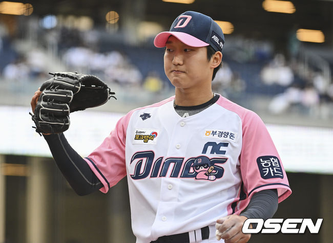 NC 다이노스 선발투수 구창모가 4회초 수비를 무실점으로 막고 하이파이브를 하고 있다. 2022.05.28 / foto0307@osen.co.kr