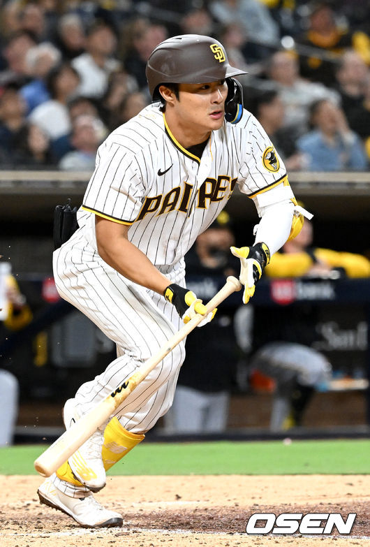 8회말 1사 주자없는 상황 샌디에이고 김하성이 오른쪽 2루타를 날리고 타구를 바라보며 1루로 뛰고 있다. 2022.05.29 /dreamer@osen.co.kr