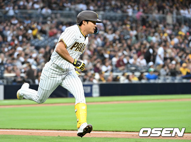 1회말 1사 주자없는 상황 샌디에이고 김하성이 좌전 안타를 날리고 1루로 뛰고 있다. 2022.05.29