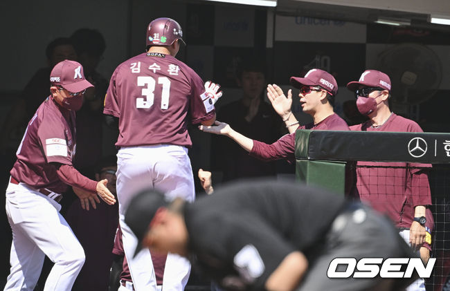 키움 히어로즈 김수환이 4회초 박주홍의 1타점 적시타 때 득점을 올리고 하이파이브를 하고 있다. 2022.05.29 / foto0307@osen.co.kr