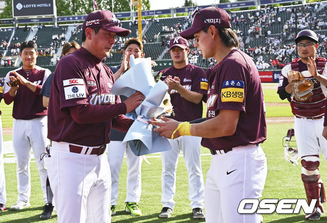 키움 히어로즈 홍원기 감독이 롯데 자이언츠를 4-0으로 누르고 100승을 달성한 후 이정후와 선수들로부터 축하 꽃다발과 공을 선물 받고 있다. 2022.05.29 / foto0307@osen.co.kr
