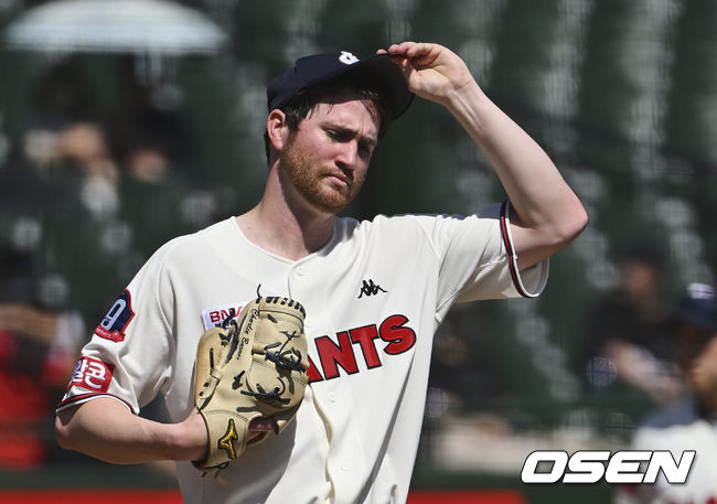 롯데 자이언츠 반즈가 4회초 키움 히어로즈 김수환에게 1타점 적시타를 맞고 아쉬워하고 있다. 2022.05.29 / foto0307@osen.co.kr