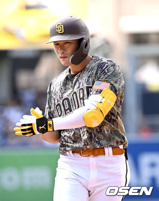 8회말 무사 선두타자로 나선 샌디에이고 김하성이 안타를 날리고 1루에 안착해 기뻐하고 있다. 2022.05.30 /dreamer@osen.co.kr