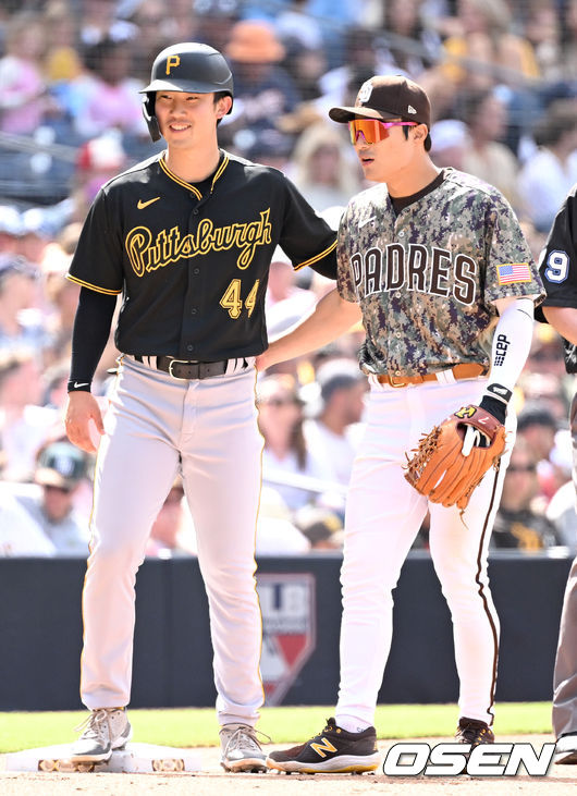 연장 10회초 승부치기 상황, 무사 2루 주자로 나선 피츠버그 박효준이 마카노의 희생번트 때 3루로 안착해 샌디에이고 3루수 김하성과 인사를 나누고 있다. 2022.05.30
