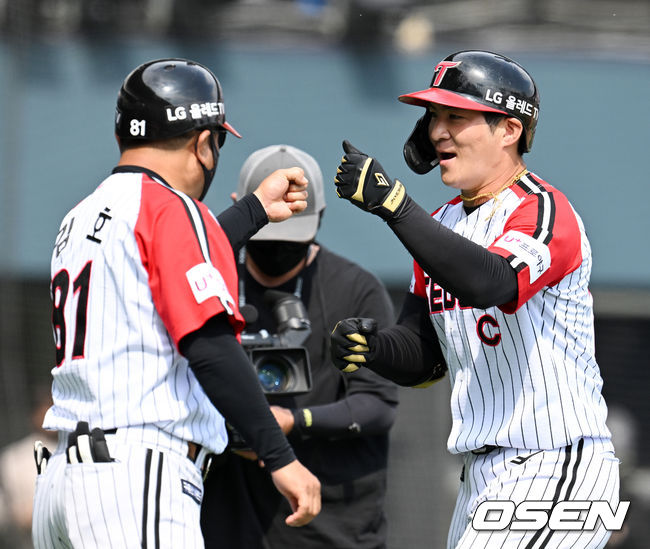 29일 삼성전, 4회말 무사에서 LG 오지환이 선제 중월 솔로포를 날리며 김호 코치와 기뻐하고 있다. 2022.05.29 /jpnews@osen.co.kr
