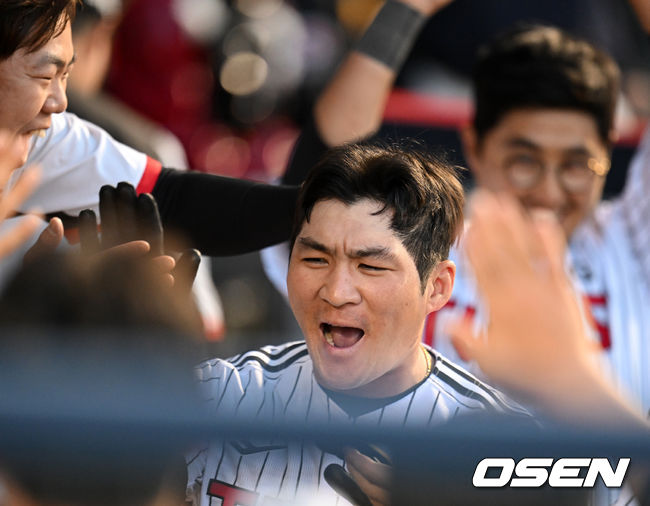 27일 삼성전, 4회말 1사에서 LG 오지환이 선제 중월 솔로포를 날리고 더그아웃에서 동료선수들과 기뻐하고 있다. 2022.05.27 /jpnews@osen.co.kr
