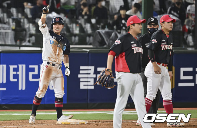 롯데 자이언츠 황성빈이 5회말 2사 2루 내야 플라이볼을 치고 KIA 타이거즈 이준영과 박찬호가 놓치는 사이 2루를 돌아 비어버린 3루까지 내달려 세이프되고 환호하고 있다. 2022.05.18 / foto0307@osen.co.kr