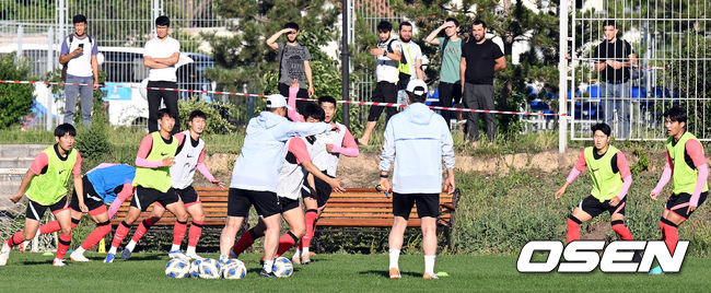 29일 오후(현지시간) 우즈베키스탄 타슈켄트에 위치한 부뇨드코르 스타디움 보조경기장에서 황선홍 감독이 이끄는 23세 이하(U23) 남자 축구대표팀이 ‘2022 아시아축구연맹(AFC) U-23 아시안컵’을 앞두고 훈련을 진행했다.U-23 대표팀이 훈련을 하고 있다. 2022.05.29 /cej@osen.co.kr