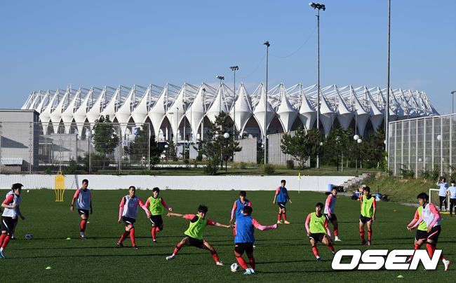 29일 오후(현지시간) 우즈베키스탄 타슈켄트에 위치한 부뇨드코르 스타디움 보조경기장에서 황선홍 감독이 이끄는 23세 이하(U23) 남자 축구대표팀이 ‘2022 아시아축구연맹(AFC) U-23 아시안컵’을 앞두고 훈련을 진행했다.U-23 대표팀이 훈련을 하고 있다. 2022.05.29 /cej@osen.co.kr