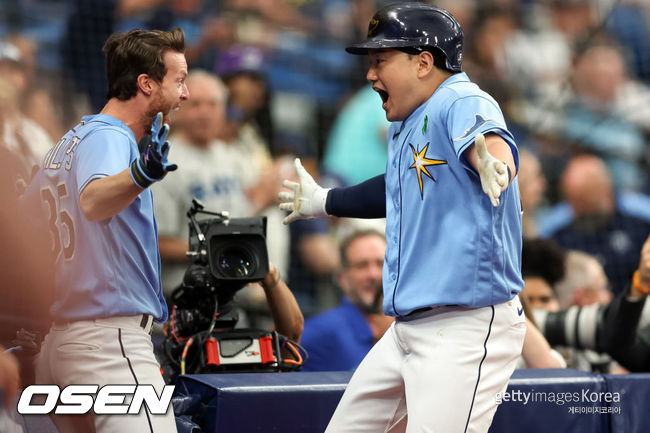 [사진] 탬파베이 최지만(오른쪽)이 홈런을 치고 들어온 뒤 브렛 필립스와 기뻐하고 있다. ⓒGettyimages(무단전재 및 재배포 금지)