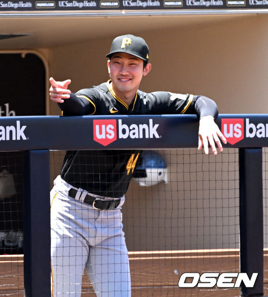 1군으로 콜업된 피츠버그 박효준이 동료들과 인사를 나누고 있다. 2022.05.30 /dreamer@osen.co.kr