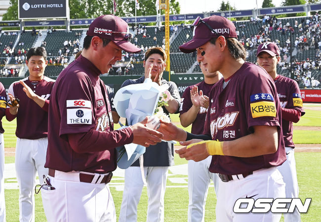 키움 홍원기 감독이 롯데전 승리로 100승을 달성한 후 이정후와 선수들로부터 축하 꽃다발과 공을 선물 받고 있다. 2022.05.29 / foto0307@osen.co.kr