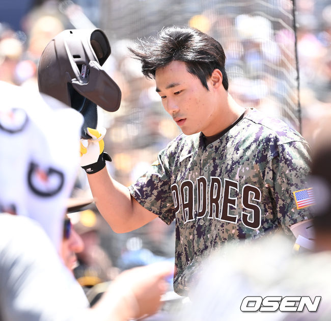 30일(한국시간) 미국 캘리포니아주 샌디에이고 펫코파크에서 ‘2022 메이저리그’ 샌디에이고 파드리스와 피츠버그 파이어리츠의 경기가 열렸다.3회말 1사 주자없는 상황 샌디에이고 김하성이 삼진을 당한 뒤 더그아웃으로 향하며 헬멧을 벗고 있다. 2022.05.30 /dreamer@osen.co.kr