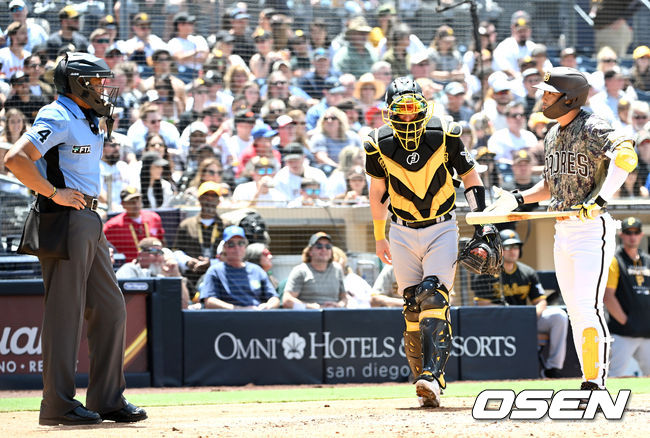 3회말 1사 주자없는 상황 샌디에이고 김하성이 스탠딩 삼진콜에 당황하며 주심을 바라보고 있다. 2022.05.30 /dreamer@osen.co.kr