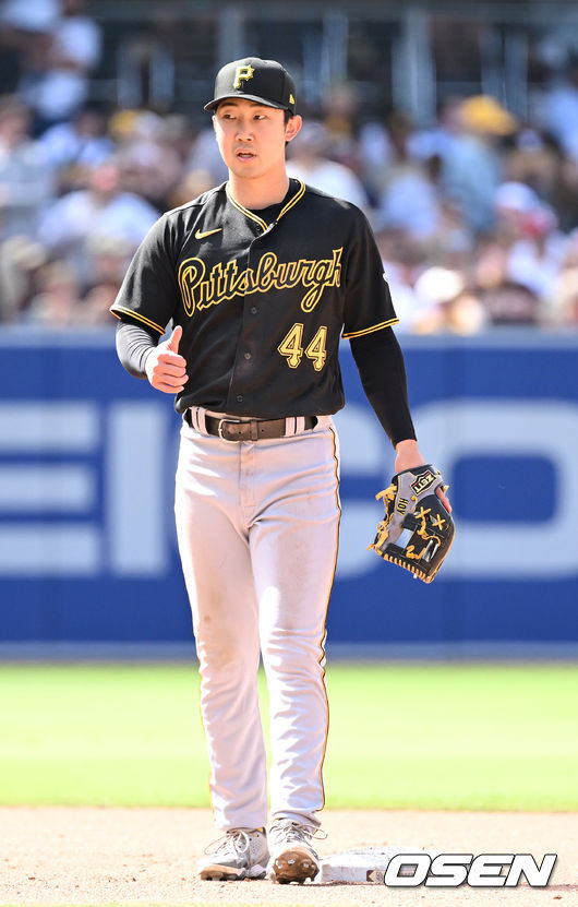 30일(한국시간) 미국 캘리포니아주 샌디에이고 펫코파크에서 열린 ‘2022 메이저리그’ 샌디에이고 파드리스와 피츠버그 파이어리츠의 경기, 연장 10회 승부치기 접전 끝에 샌디에이고 트렌트 그리샴의 끝내기 우월 투런포로 홈 샌디에이고가 4-2 승리를 거뒀다.연장 10회말 피츠버그 박효준이 수비에 나서고 있다. 2022.05.30 /dreamer@osen.co.kr