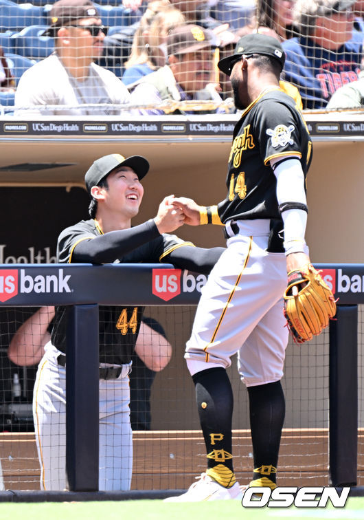 1군으로 콜업된 피츠버그 박효준이 동료 로돌포 카스트로와 인사를 나누고 있다. 2022.05.30 /dreamer@osen.co.kr