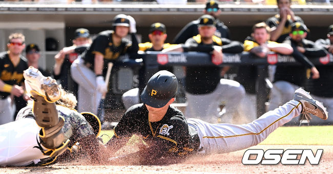 연장 10회초 승부치기 2사 3루 상황, 피츠버그 3루 주자 박효준이 상대 폭투를 틈타 홈으로 쇄도했지만 샌디에이고 포수 호르헤 알파로의 태그에 걸려 아웃되고 있다. 2022.05.30