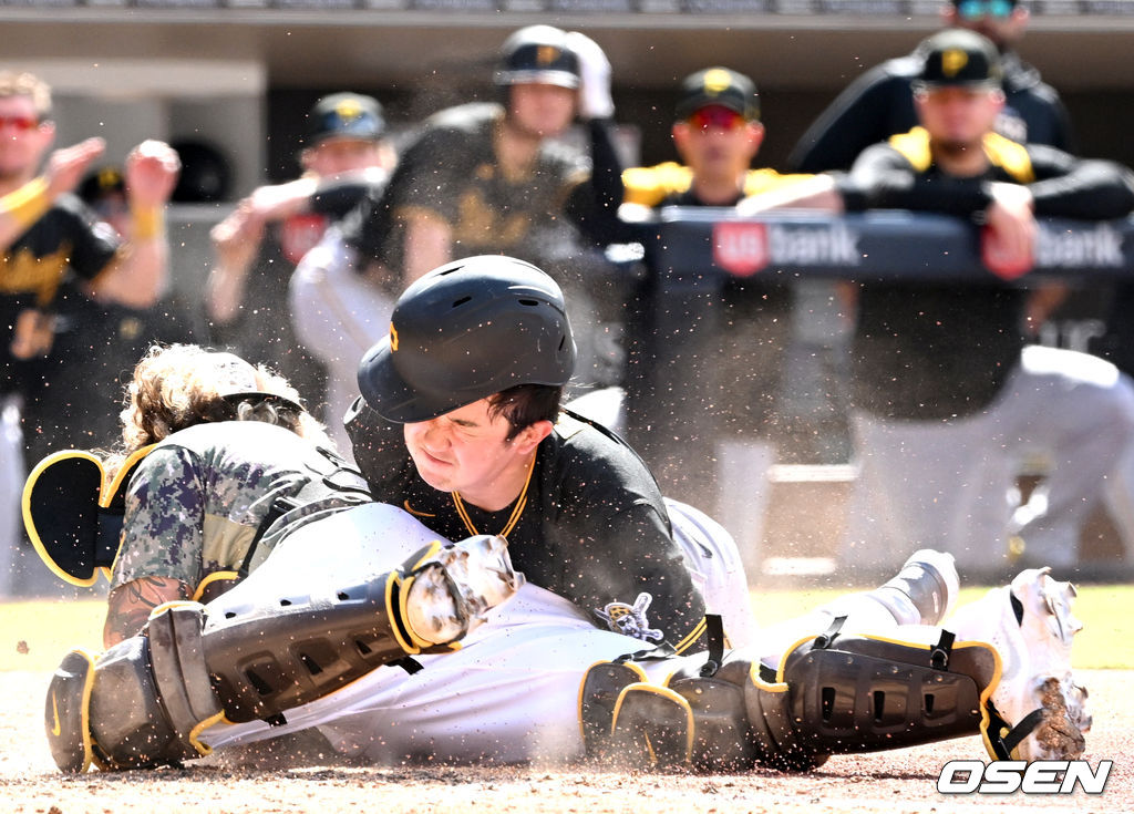30일(한국시간) 미국 캘리포니아주 샌디에이고 펫코파크에서 ‘2022 메이저리그’ 샌디에이고 파드리스와 피츠버그 파이어리츠의 경기가 열렸다.연장 10회초 승부치기 2사 3루 상황, 피츠버그 3루 주자 박효준이 상대 폭투를 틈타 홈으로 쇄도했지만 샌디에이고 포수 호르헤 알파로의 태그에 걸려 아웃되고 있다. 2022.05.30 /dreamer@osen.co.kr