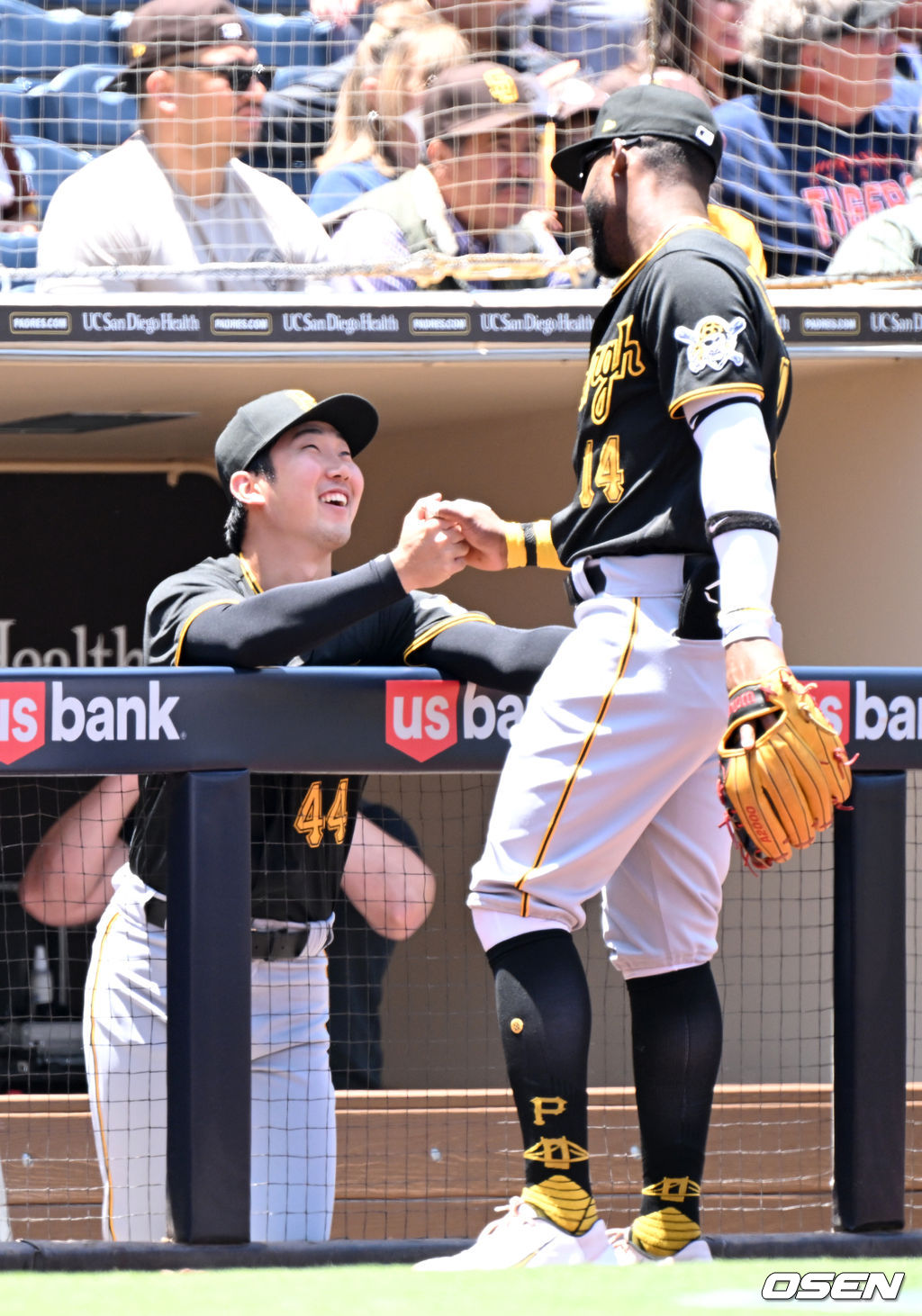 30일(한국시간) 미국 캘리포니아주 샌디에이고 펫코파크에서 ‘2022 메이저리그’ 샌디에이고 파드리스와 피츠버그 파이어리츠의 경기가 열렸다.1군으로 콜업된 피츠버그 박효준이 동료 로돌포 카스트로와 인사를 나누고 있다. 2022.05.30 /dreamer@osen.co.kr