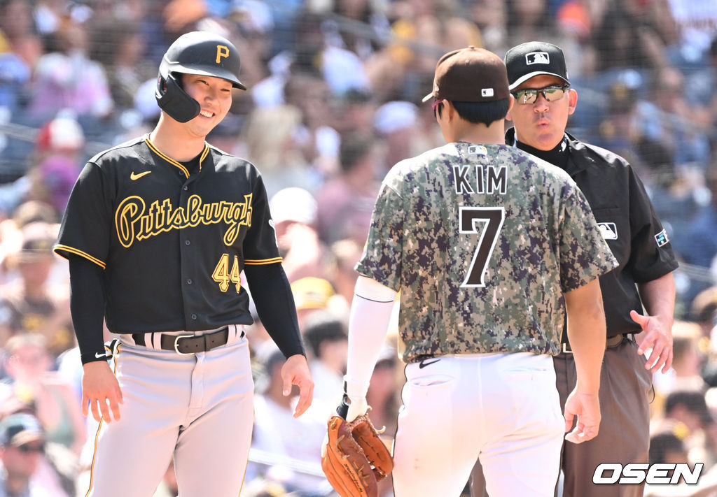 30일(한국시간) 미국 캘리포니아주 샌디에이고 펫코파크에서 열린 ‘2022 메이저리그’ 샌디에이고 파드리스와 피츠버그 파이어리츠의 경기, 연장 10회 승부치기 접전 끝에 샌디에이고 트렌트 그리샴의 끝내기 우월 투런포로 홈 샌디에이고가 4-2 승리를 거뒀다.연장 10회초 승부치기 상황, 무사 2루 주자로 나선 피츠버그 박효준이 마카노의 희생번트 때 3루에 안착해 샌디에이고 3루수 김하성과 인사를 나누고 있다. 2022.05.30 /dreamer@osen.co.kr