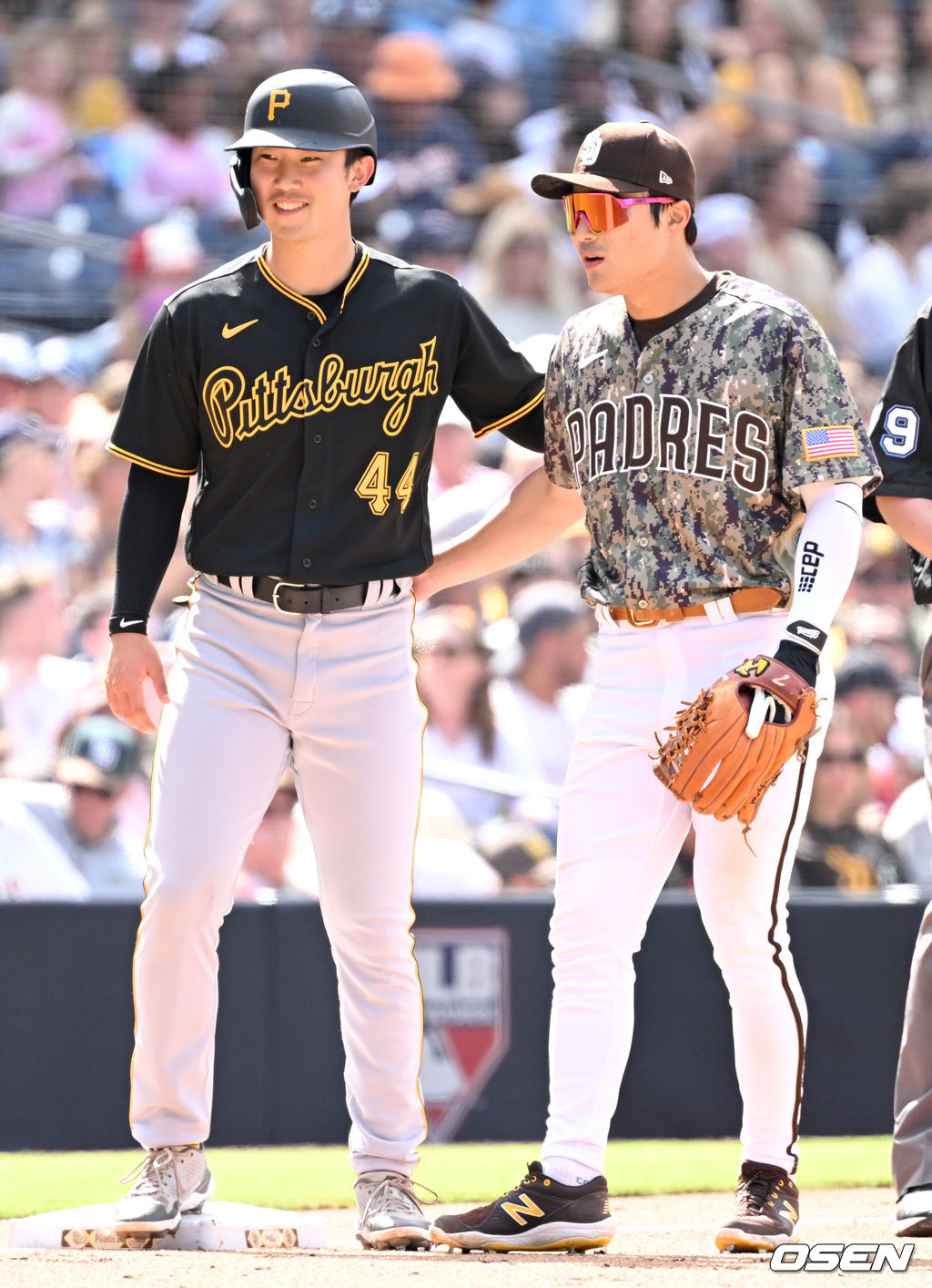 30일(한국시간) 미국 캘리포니아주 샌디에이고 펫코파크에서 ‘2022 메이저리그’ 샌디에이고 파드리스와 피츠버그 파이어리츠의 경기가 열렸다.연장 10회초 승부치기 상황, 무사 2루 주자로 나선 피츠버그 박효준이 마카노의 희생번트 때 3루로 안착해 샌디에이고 3루수 김하성과 인사를 나누고 있다. 2022.05.30 /dreamer@osen.co.kr