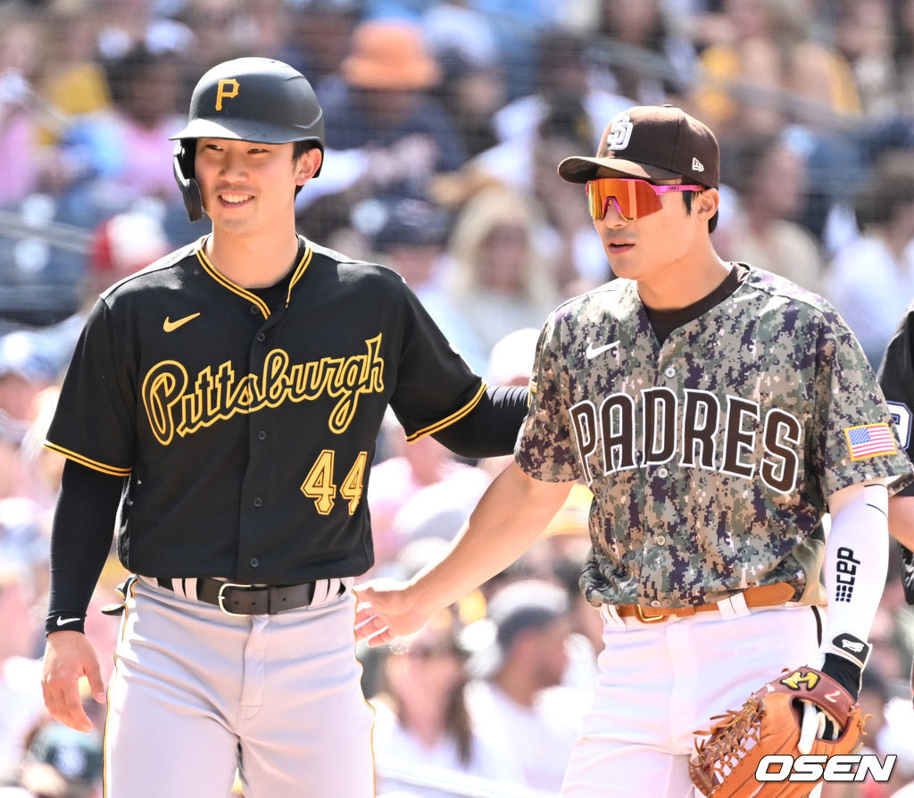 30일(한국시간) 미국 캘리포니아주 샌디에이고 펫코파크에서 열린 ‘2022 메이저리그’ 샌디에이고 파드리스와 피츠버그 파이어리츠의 경기, 연장 10회 승부치기 접전 끝에 샌디에이고 트렌트 그리샴의 끝내기 우월 투런포로 홈 샌디에이고가 4-2 승리를 거뒀다.연장 10회초 승부치기 상황, 무사 2루 주자로 나선 피츠버그 박효준이 마카노의 희생번트 때 3루에 안착해 샌디에이고 3루수 김하성과 인사를 나누고 있다. 2022.05.30 /dreamer@osen.co.kr