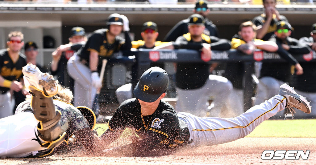 30일(한국시간) 미국 캘리포니아주 샌디에이고 펫코파크에서 ‘2022 메이저리그’ 샌디에이고 파드리스와 피츠버그 파이어리츠의 경기가 열렸다.연장 10회초 승부치기 2사 3루 상황, 피츠버그 3루 주자 박효준이 상대 폭투를 틈타 홈으로 쇄도했지만 샌디에이고 포수 호르헤 알파로의 태그에 걸려 아웃되고 있다. 2022.05.30 /dreamer@osen.co.kr