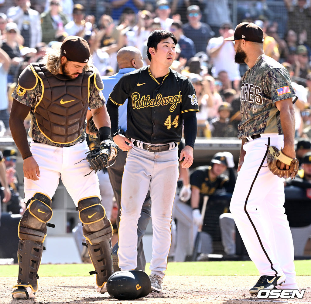 30일(한국시간) 미국 캘리포니아주 샌디에이고 펫코파크에서 열린 ‘2022 메이저리그’ 샌디에이고 파드리스와 피츠버그 파이어리츠의 경기, 연장 10회 승부치기 접전 끝에 샌디에이고 트렌트 그리샴의 끝내기 우월 투런포로 홈 샌디에이고가 4-2 승리를 거뒀다.연장 10회초 승부치기 2사 3루 상황, 피츠버그 3루 주자 박효준이 상대 폭투를 틈타 홈으로 쇄도했지만 샌디에이고 포수 호르헤 알파로의 블로킹에 걸려 아웃됐다. 아쉬워하는 피츠버그 박효준(가운데). 2022.05.30 /dreamer@osen.co.kr