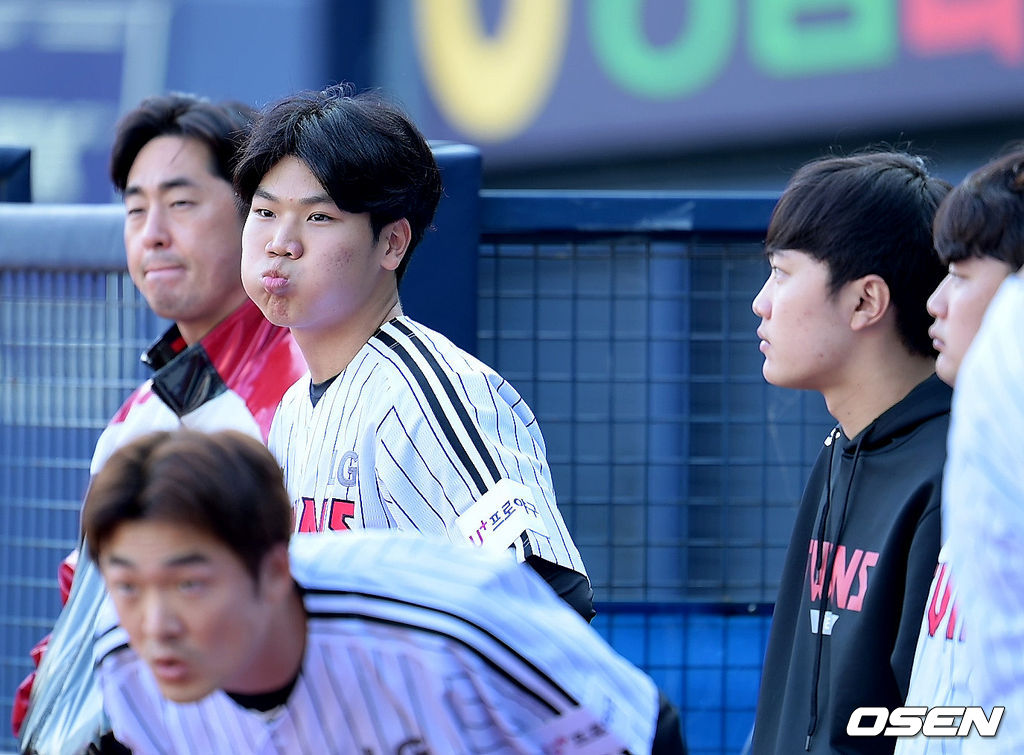 LG 조원태가 경기에 앞서 그라운드에 도열해 긴장된 표정을 짓고 있다. 2022.05.27 /jpnews@osen.co.kr