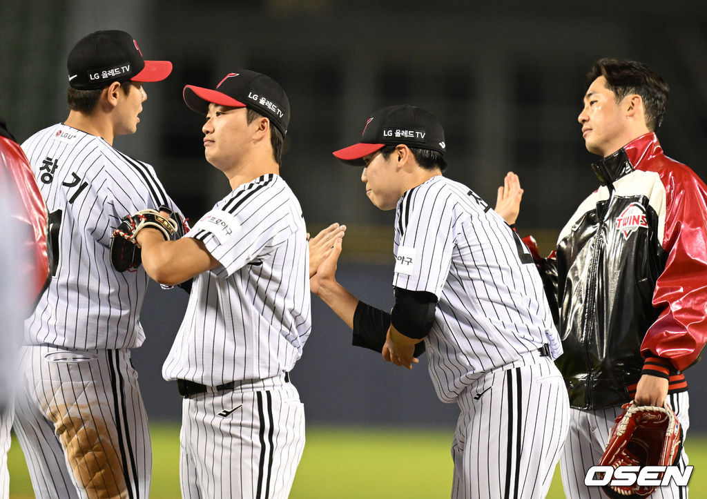 경기를 마치고 LG 조원태가 동료선수들과 승리 하이파이브를 하고 있다. 2022.05.27 /jpnews@osen.co.kr