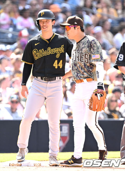 연장 10회초 승부치기 상황, 무사 2루 주자로 나선 피츠버그 박효준이 마카노의 희생번트 때 3루에 안착해 샌디에이고 3루수 김하성과 인사를 나누고 있다. 2022.05.30