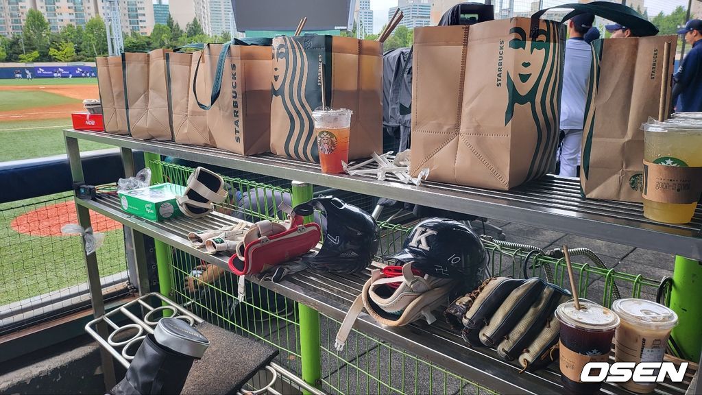 SSG 랜더스 한유섬이 후배들에게 선물한 커피. /OSEN DB