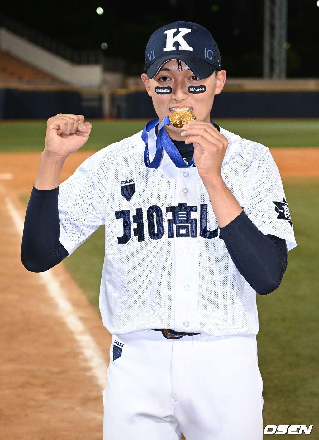 경남고등학교가 48년 만에 황금사자기 정상에 올랐다.경남고는 30일 서울 목동구장에서 열린 ‘제76회 황금사자기 전국고교야구대회’ 청담고와의 결승전에서 7-2로 승리하고 대회 우승을 차지했다. 1974년 이후 48년 만이자 통산 7번째 황금사자기 우승이다.경기 종료 후 경남고 나윤호가 최우수선수상을 수상한 뒤 기념촬영을 하고 있다. 2022.05.30 /ksl0919@osen.co.kr