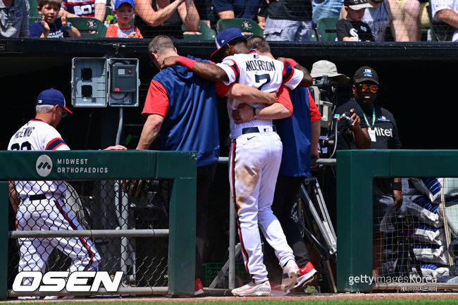 [사진] 팀 앤더슨이 부상 후 트레이너들의 부축을 받고 교체되고 있다. ⓒGettyimages(무단전재 및 재배포 금지)