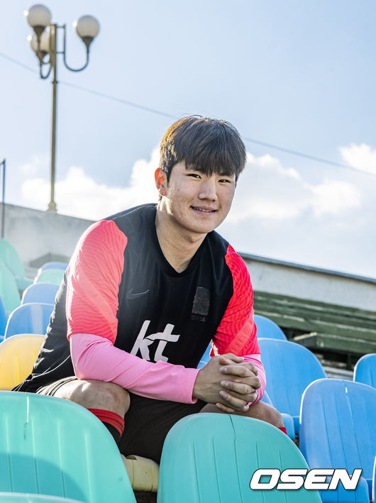 30일 오후(한국시간) 우즈베키스탄 타슈켄트에 위치한 탸슈켄트 국립 교통 대학 TTYMI stadioni 경기장에서 황선홍 감독이 이끄는 23세 이하(U-23) 남자 축구대표팀이 ‘아시아축구연맹(AFC) U-23 아시안컵’을 앞두고 훈련을 진행했다.훈련에 앞서 U-23 대표팀 이진용이 포즈를 취하고 있다. 2022.05.30 /cej@osen.co.kr