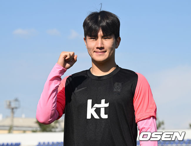 30일 오후(한국시간) 우즈베키스탄 타슈켄트에 위치한 탸슈켄트 국립 교통 대학 TTYMI stadioni 경기장에서 황선홍 감독이 이끄는 23세 이하(U-23) 남자 축구대표팀이 ‘아시아축구연맹(AFC) U-23 아시안컵’을 앞두고 훈련을 진행했다.훈련에 앞서 U-23 대표팀 이진용이 포즈를 취하고 있다. 2022.05.30 /cej@osen.co.kr