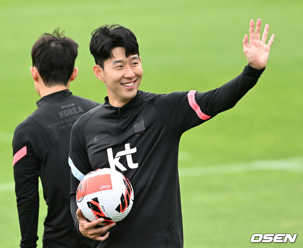 응원을 보내는 팬들을 향해 인사하는 손흥민. 2022.05.30 /sunday@osen.co.kr