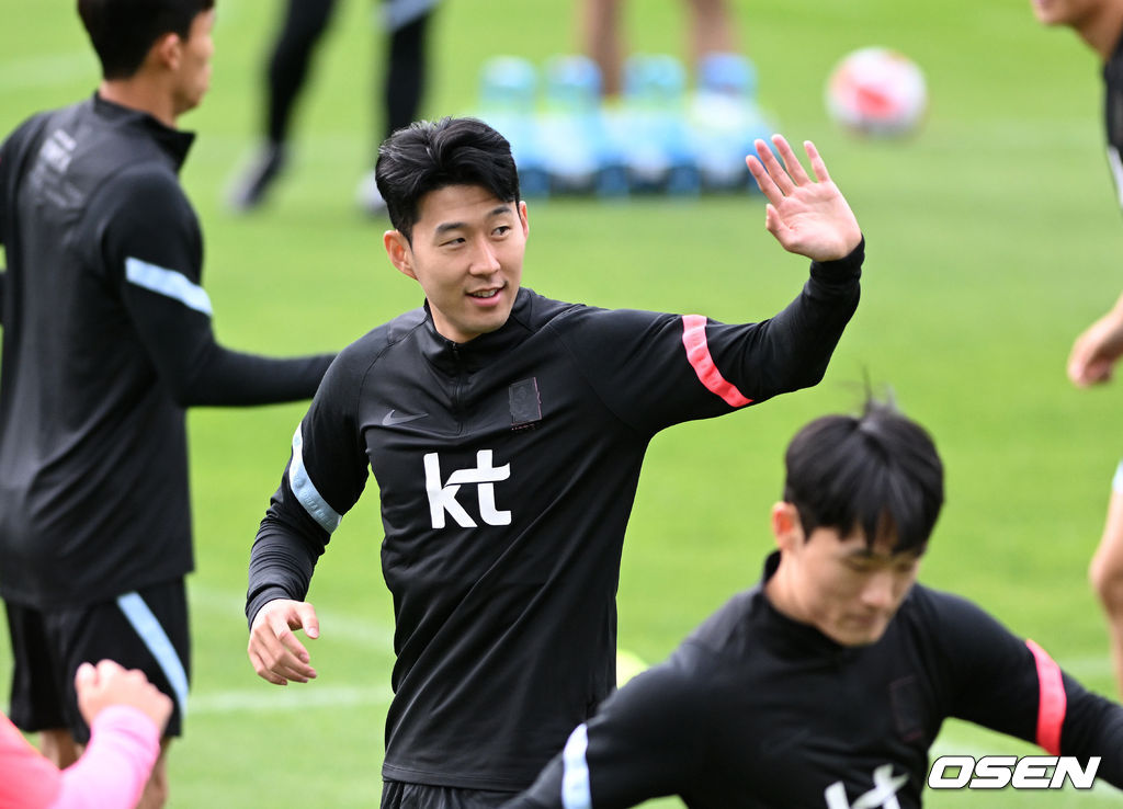 응원을 보내는 팬들을 향해 인사하는 손흥민. 2022.05.30 /sunday@osen.co.kr