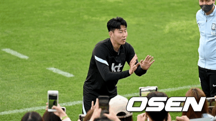 팬들에게 선물을 받을 수 없는 대표팀 규정에 양해를 구하는 손흥민. 2022.05.30 /sunday@osen.co.kr