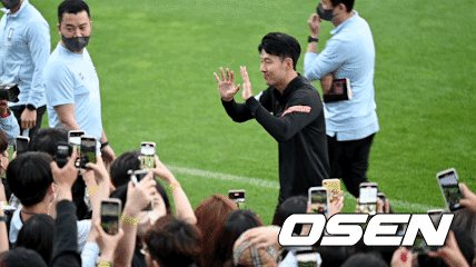 훈련을 마치고 팬들의 요청에 포즈 취하는 손흥민. 2022.05.30 /sunday@osen.co.kr