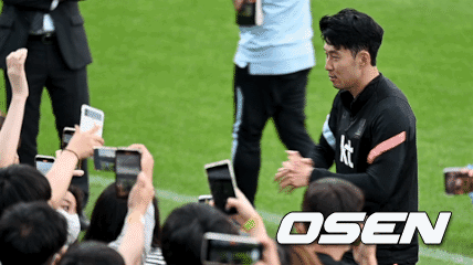 훈련을 마치고 팬들의 요청에 포즈 취하는 손흥민. 2022.05.30 /sunday@osen.co.kr