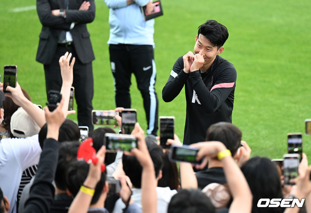 훈련을 마치고 팬들의 요청에 포즈 취하는 손흥민. 2022.05.30 /sunday@osen.co.kr