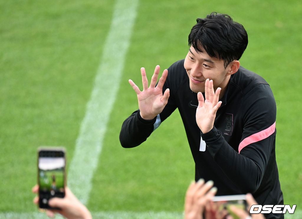 훈련을 마치고 팬들의 요청에 포즈 취하는 손흥민. 2022.05.30 /sunday@osen.co.kr