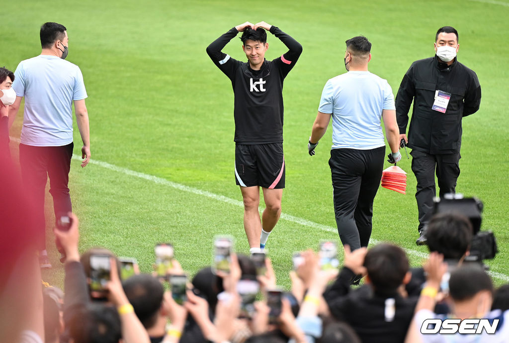 훈련을 마치고 팬들의 요청에 포즈 취하는 손흥민. 2022.05.30 /sunday@osen.co.kr
