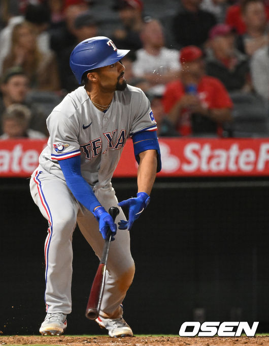 26일(이하 한국시간) 미국 캘리포니아주 애너하임 에인절 스타디움에서 ‘2022 메이저리그(MLB)' LA 에인절스와 텍사스 레인저스의 경기가 열렸다.7회초 1사 만루 상황 텍사스 마커스 세미엔이 달아나는 1타점 희생플라이를 날리고 있다. 2022.05.26 /dreamer@osen.co.kr